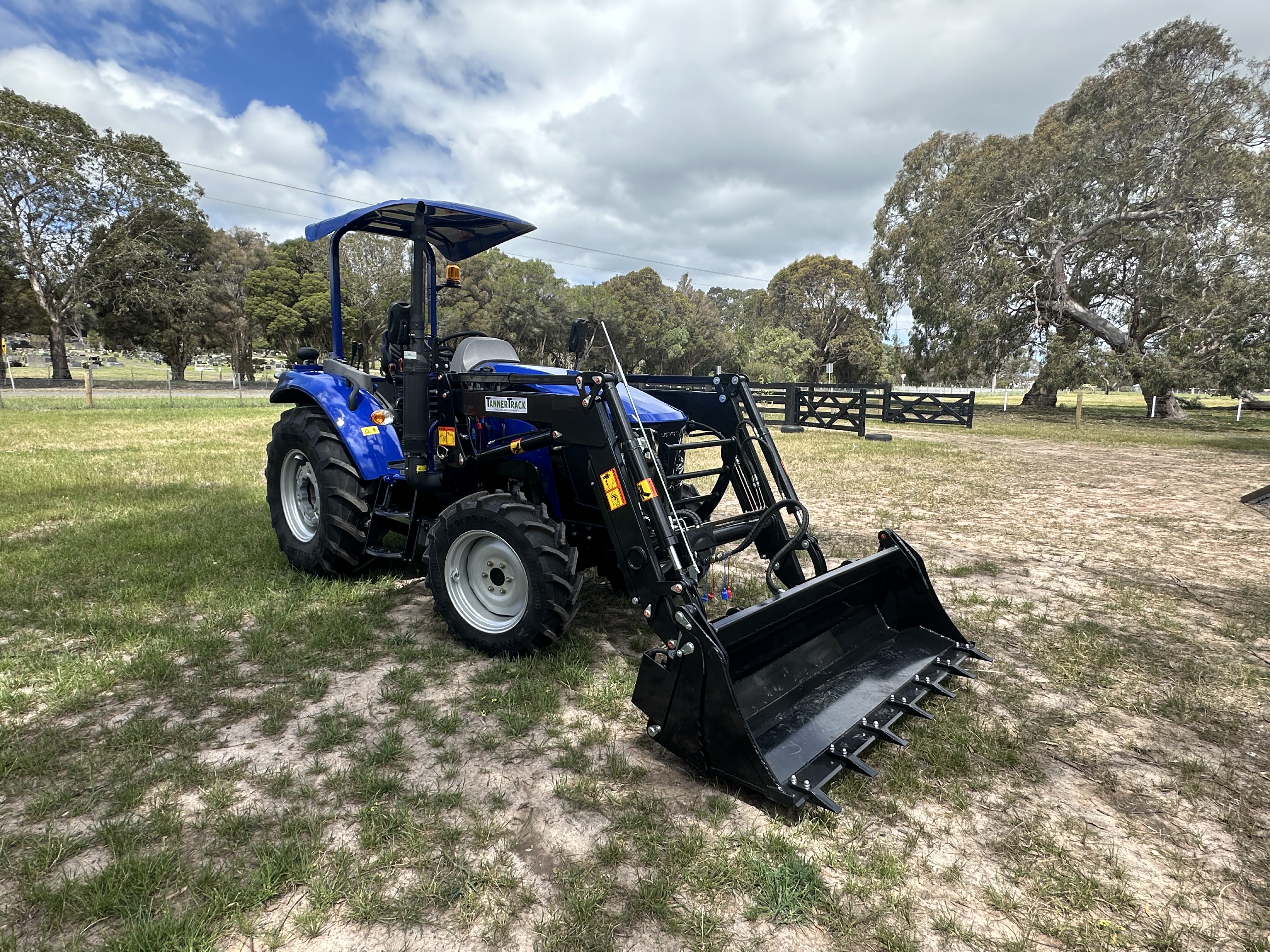 LOVOLM504 Rop's Tractor with Loader